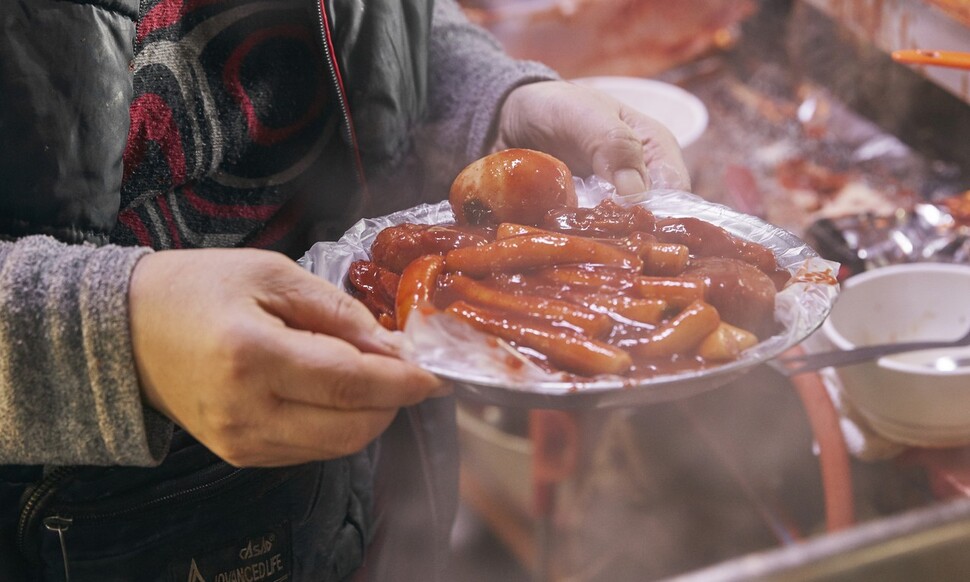 50년째 영업을 하는 떡볶이 노포 ‘철길 떡볶이’. 가게 곳곳 세월의 흔적이 묻어 있다. 윤동길 스튜디오어댑터 실장