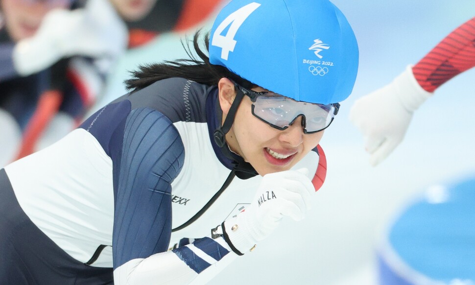 김보름이 19일 중국 베이징 국립 스피드스케이팅 경기장(오벌)에서 열린 2022 베이징 동계올림픽 스피드스케이팅 여자 매스스타트 결승에서 역주하고 있다. 베이징/연합뉴스