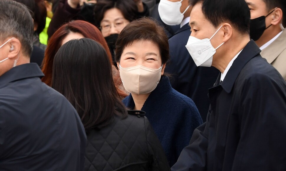 박근혜 전 대통령이 24일 오전 서울 일원동 삼성서울병원에서 퇴원하고 있다. 공동취재사진