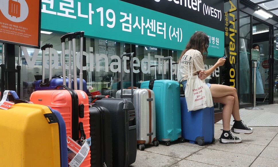 24일 인천국제공항 제1여객터미널 입국자 코로나19 검사센터 앞에 검사를 받고 있는 입국자들의 캐리어가 줄지어 놓여 있다. 방역당국은 기존 입국 3일 이내 PCR 검사를 받으면 됐던 방안을 내일 25일부터는 입국 1일 이내 검사를 받도록 강화한다고 이날 밝혔다. 2022.7.24 영종도/연합뉴스