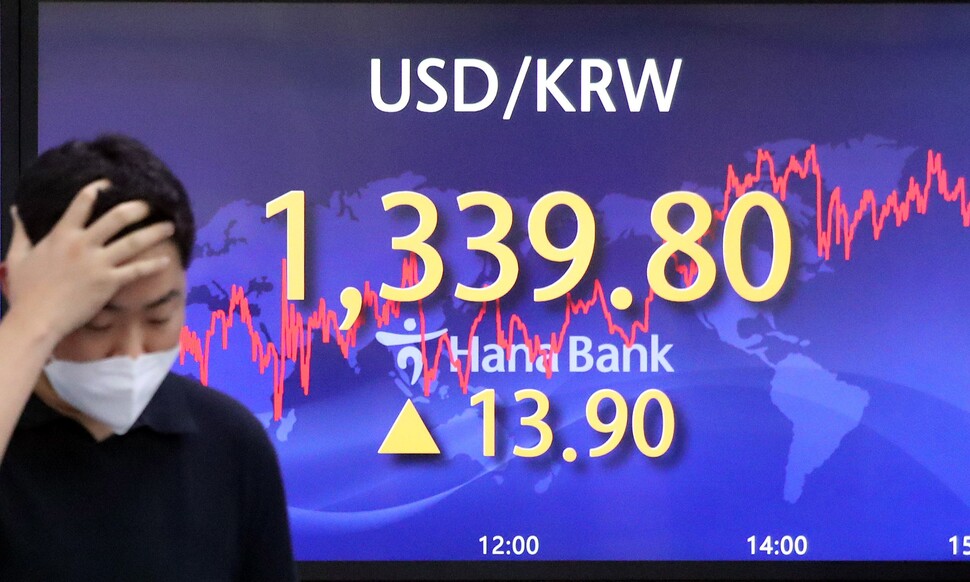 원-달러 환율이 13년 4개월 만에 장중 1340원선까지 넘어선 22일 오후 서울 중구 하나은행 딜링룸에서 한 직원이 전광판 앞으로 지나가고 있다. 이날 서울 외환시장에서 달러 대비 원화 환율은 전날보다 13.9원 급등한 달러당1339.8원에 마감했다. 김경호 선임기자 jijae@hani.co.kr