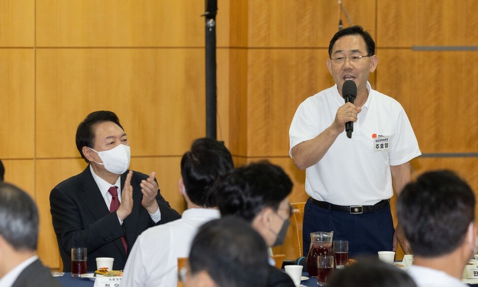 국민의힘 주호영 비상대책위원장이 25일 충남 천안시 재능교육연수원에서 열린 \'2022 국회의원 연찬회 만찬\'에서 인사말을 하고 있다. 공동취재사진