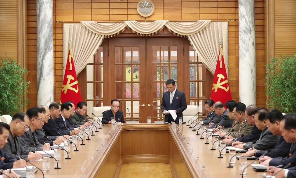 조용원 조선노동당 중앙위 정치국 상무위원 겸 조직비서의 사회로 25일 당중앙위 본부청사에서 열린 8기10차 정치국회의에서 “올해 농사실태를 점검하고 해당 농업정책들을 철저히 집행하기 위한 문제를 주요 의정으로 토의하고 중요 결정서를 채택했다”고 26일 &lt;노동신문&gt;이 보도했다. 조선중앙통신 연합뉴스