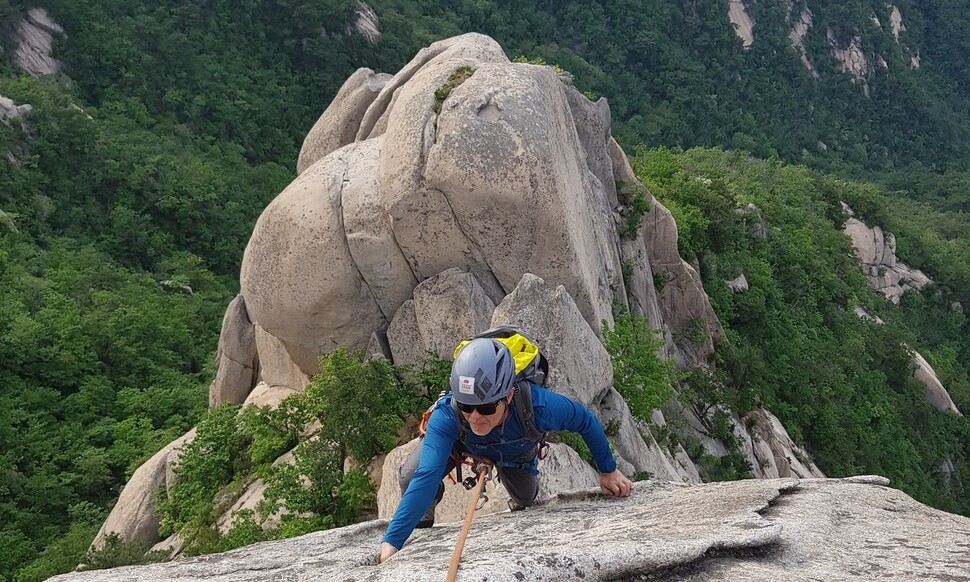 인수봉을 오르는 등반자. 같은 산이지만 수직의 길에서는 전혀 다른 풍경을 보여준다.