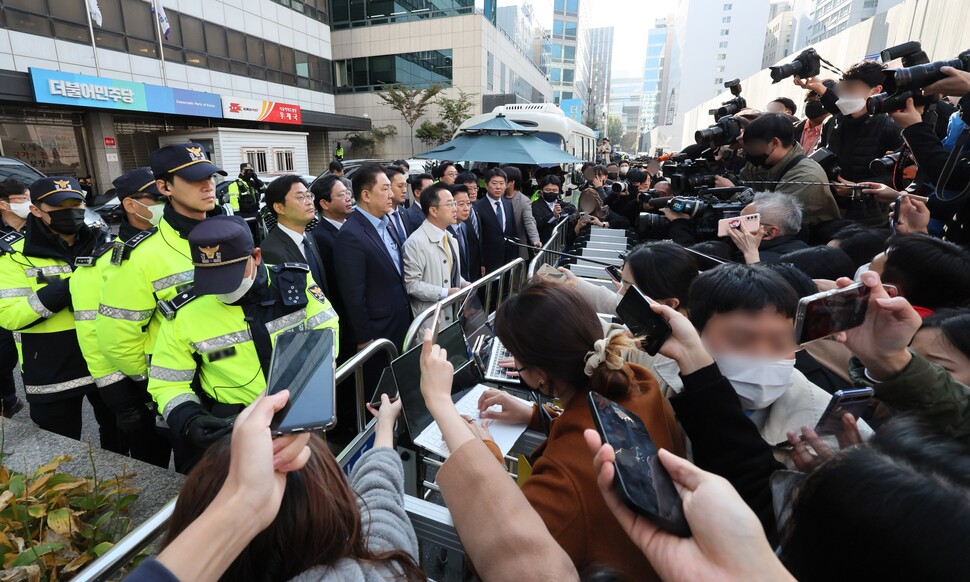 검찰이 닷새 만에 민주연구원에 대한 압수수색을 시도한 24일 오전 서울 여의도 더불어민주당 중앙당사 앞에서 박성준 대변인 등 의원들이 입장을 발표하고 있다. 연합뉴스