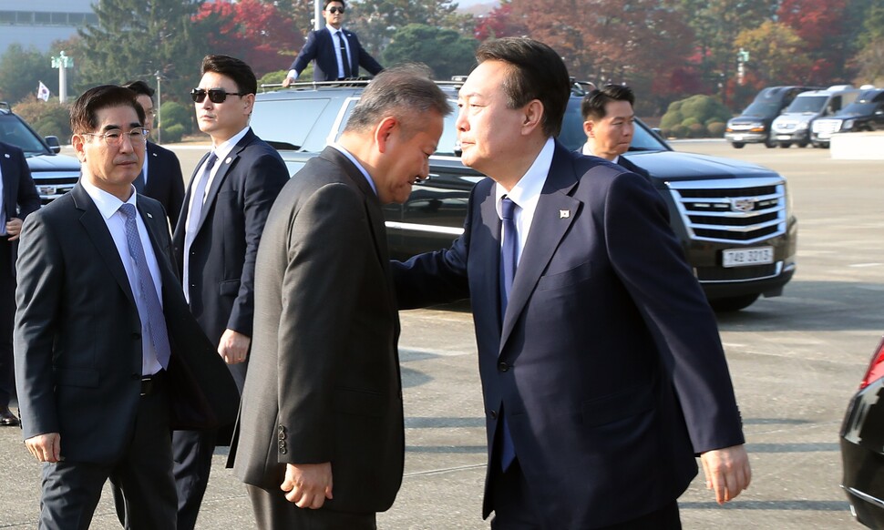 윤석열 대통령이 11일 오전 아세안(동남아국가연합) 관련 정상회의 및 주요20개국(G20) 정상회의 등 다자회의 참석을 위해 성남 서울공항에 도착해 공군 1호기로 향하며 이상민 행정안전부 장관 등 환송 인사들과 인사하고 있다. 대통령실사진기자단