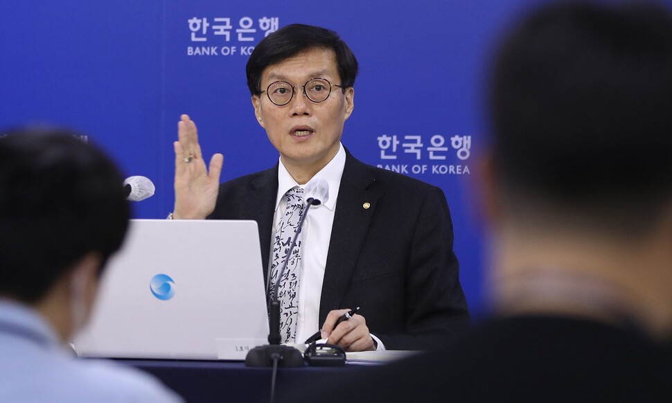 이창용 한국은행 총재가 24일 오전 서울 중구 세종대로 한국은행에서 브리핑실에서 이날 열린 금통위 통화정책방향회의 결과에 대해 설명을 마친 뒤 취재진의 질문에 답하고 있다. 금통위는 이날 회의에서 현재 연 3.00%인 기준금리를 3.25%로 0.25%포인트 올렸다. 신소영 기자 viator@hani.co.kr