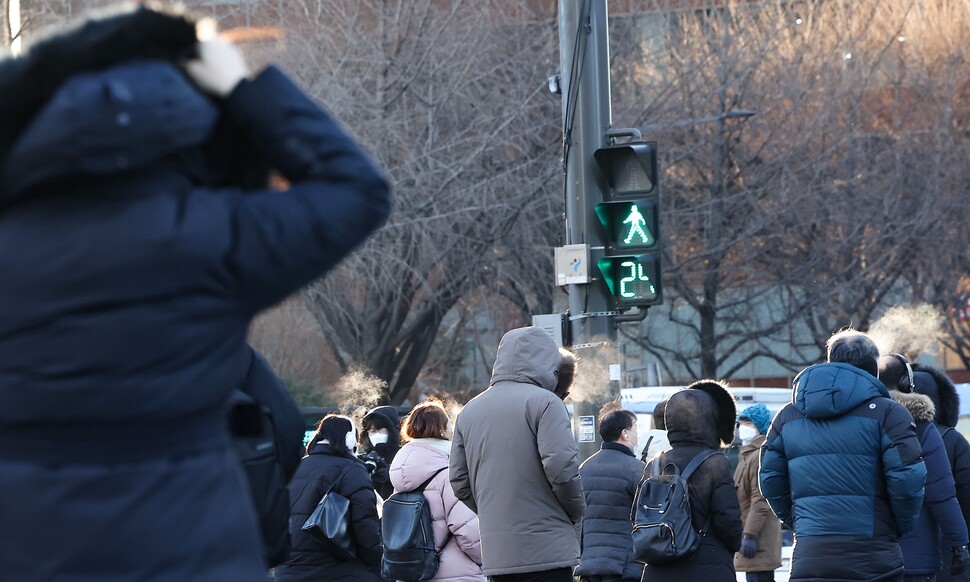 전국에 한파 특보가 내려진 25일 오전 서울 광화문광장에서 시민들이 걸어가고 있다. 연합뉴스