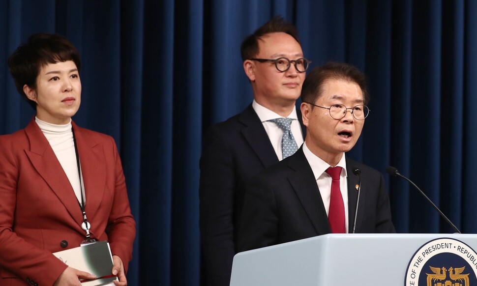 이정식 고용노동부장관(오른쪽), 김은혜 홍보수석(왼쪽), 안상훈 사회수석비서관이 지난 2월20일 오후 서울 용산구 대통령실 브리핑실에서 노조회계 투명성에 대한 대통령과의 만남에 대해 브리핑하고 있다. 윤운식 기자 yws@hani.co.kr