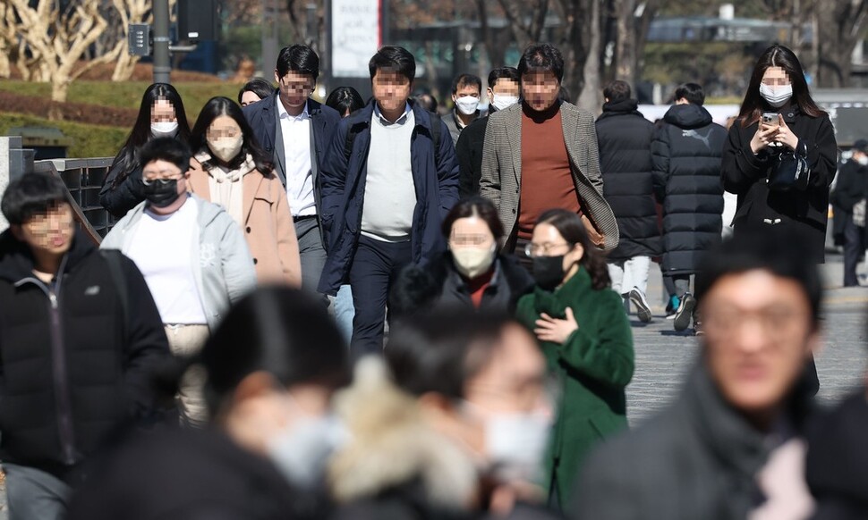 서울 청계천 인근에서 산책하는 사람들. 연합뉴스