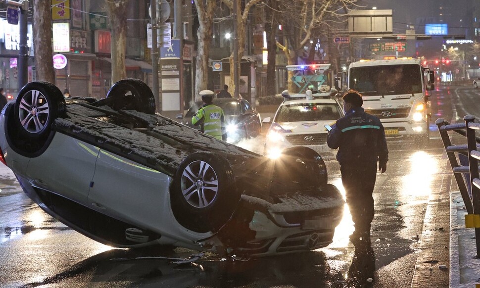 서울시내 도로에서 한 차량이 길에 미끄러져 전복돼 있다. 연합뉴스