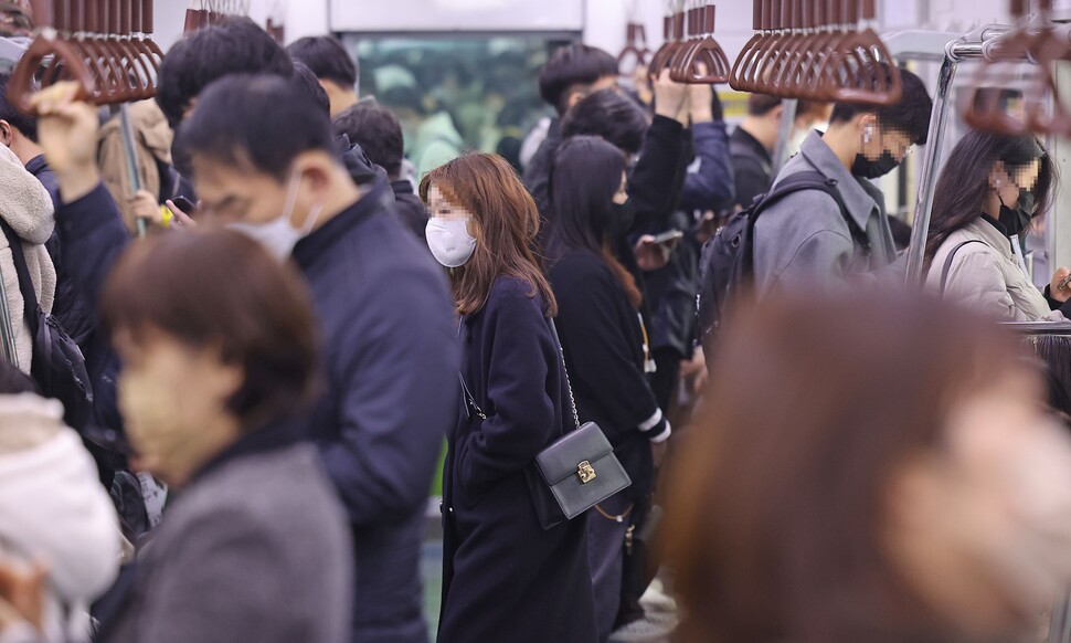 대중교통 마스크 착용 의무 해제 첫날인 20일 오전 서울 신도림역을 지나는 지하철에 시민 대부분이 마스크를 쓰고 있다. 연합뉴스
