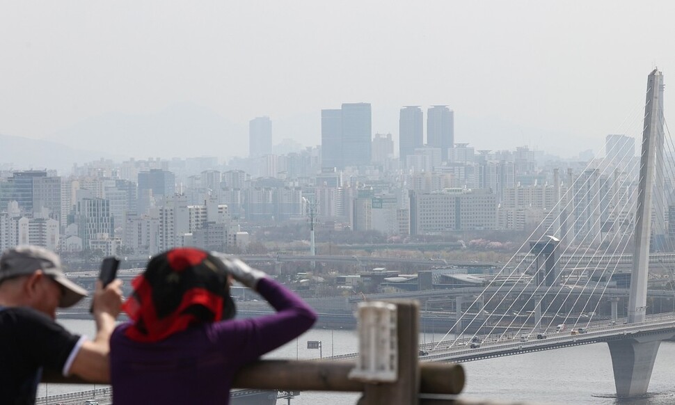 지난 23일 서울 마포구 하늘공원에서 바라본 서울 도심에 미세먼지가 가득 차 있다. 연합뉴스