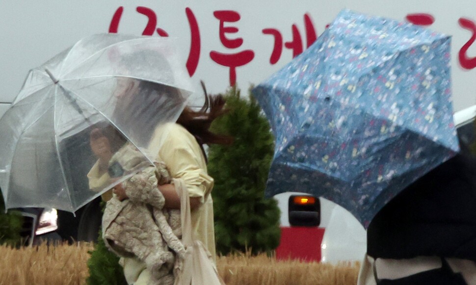 11일 오전 서울 시내에서 시민들이 우산으로 비바람을 피하고 있다. 기상청은 이날 전국에 강풍을 예보했다. 연합뉴스