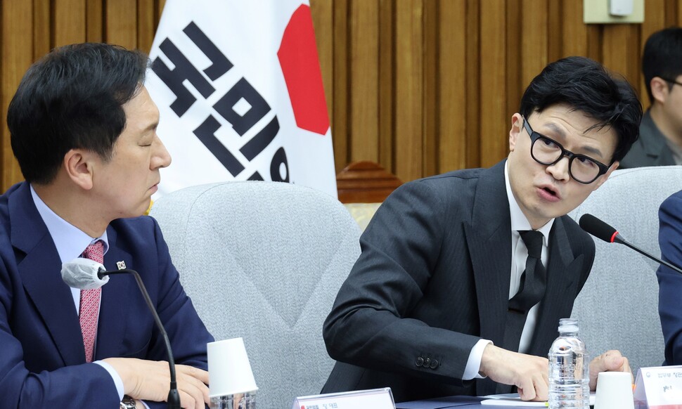 21일 국회에서 열린 ''마약류 관리 종합대책'' 당정협의회에서 한동훈 법무부 장관이 발언하고 있다. 왼쪽은 국민의힘 김기현 대표. 연합뉴스