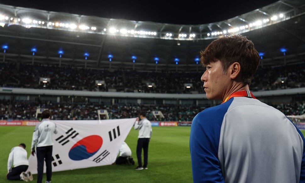 김은중 한국 20살 이하(U-20) 대표팀 감독이 15일(한국시각) 우즈베키스탄 타슈켄트의 밀리 스타디움에서 열린 2023 아시아축구연맹(AFC) 20살 이하 아시안컵 우즈베키스탄과 준결승 경기를 지켜보고 있다. 대한축구협회 제공