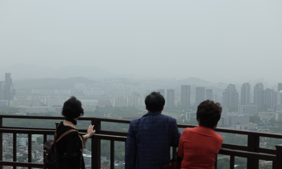 고비사막과 내몽골고원에서 발원한 황사가 국내에서 관측되기 시작하며 미세먼지 농도가 ''매우 나쁨''을 보인 21일 오후 서울 시내가 먼지에 뒤덮여있다. 연합뉴스