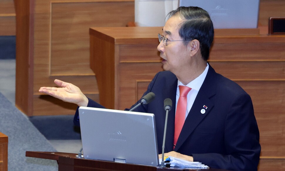 한덕수 국무총리가 14일 국회 본회의에서 고민정 민주당 의원의 대정부 질문에 답변 중 항의하는 의원들을 향해 말하고 있다. 연합뉴스