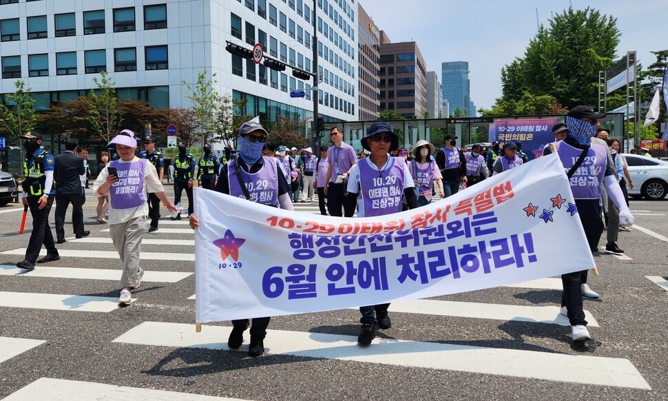 오후 1시께 10·29 이태원 참사 유가족들과 시민들이 ‘10·29 이태원 참사 진상규명 특별법’ 제정 촉구 릴레이 시민행진을 마치고 국회 앞 농성 천막으로 이동하고 있다. 고병찬 기자