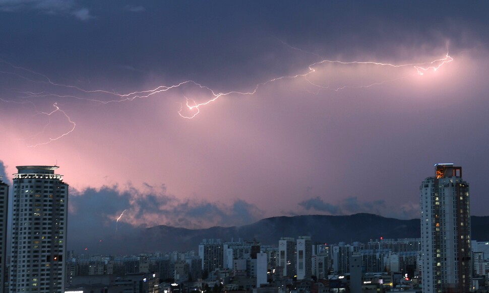 지난 11일 오후 울산 하늘에 번개가 치고 있다. 연합뉴스