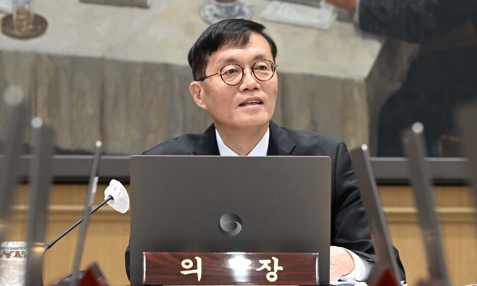 이창용 한국은행 총재가 13일 서울 중구 한국은행에서 열린 금융통화위원회를 주재하고 있다. 공동취재사진