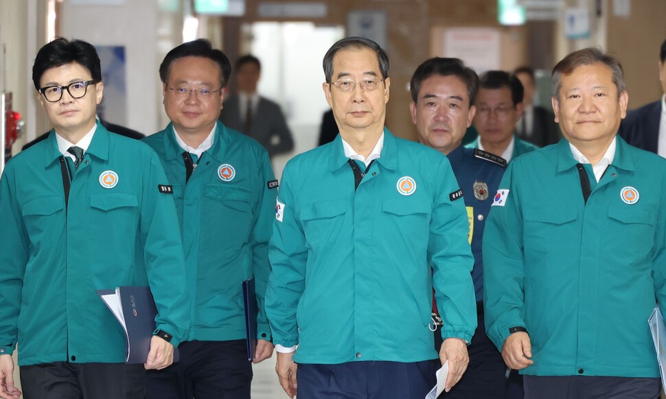 한덕수 국무총리와 이상민 행정안전부 장관, 한동훈 법무부 장관, 조규홍 보건복지부 장관, 윤희근 경찰청장이 23일 오전 이상동기 범죄 재발 방지를 위한 담화문 발표를 위해 서울 종로구 정부서울청사 회견장으로 입장하고 있다. 연합뉴스