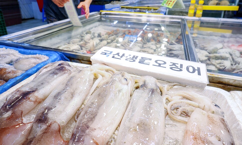 일본 정부가 원전 오염수를 방류한 뒤 첫 주말인 27일 서울 시내의 한 수산시장 매장에 국내산 원산지 표시가 세워져 있다. 연합뉴스