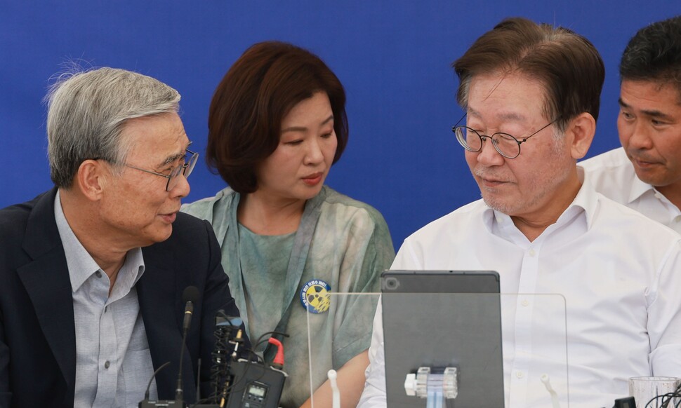 이재명 더불어민주당 대표가 6일 국회 앞 단식투쟁 천막에서 이종석 전 통일부 장관과 대화를 나누고 있다. 연합뉴스