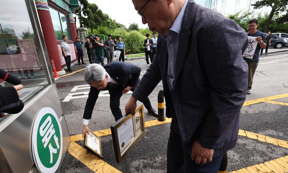 육군사관학교로부터 명예 졸업장을 받은 독립운동가 규운 윤기섭 선생의 외손자 정철승 변호사와 지청천 장군의 외손자 이준식 전 독립기념관장이 15일 서울 노원구 육군사관학교 입구에서 홍범도 선생 흉상 철거에 항의하며 명예졸업증서를 반납하고 있다. 윤운식 선임기자 yws@hani.co.kr