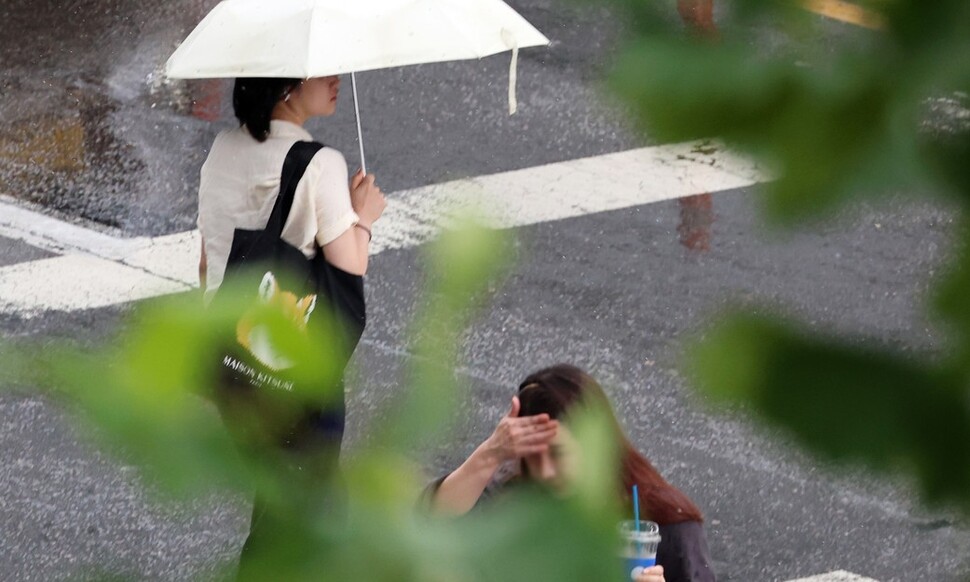 14일 오후 광주 서구 치평동에서 시민들이 내리는 가을비에 발걸음을 재촉하고 있다. 연합뉴스