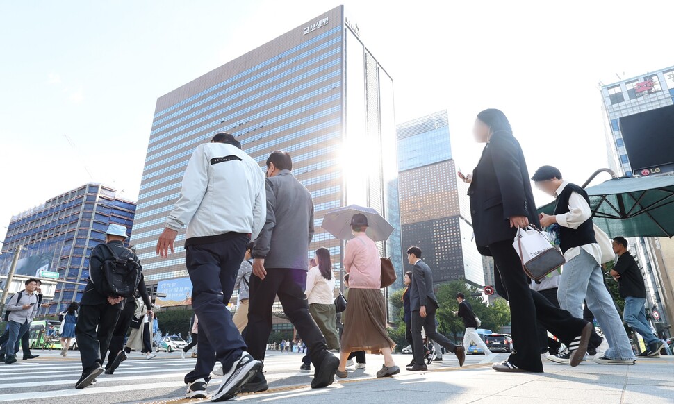 추석 연휴가 끝나고 첫 출근일인 4일 오전 서울 종로구 광화문광장 인근에서 시민들이 걸어가고 있다. 연합뉴스