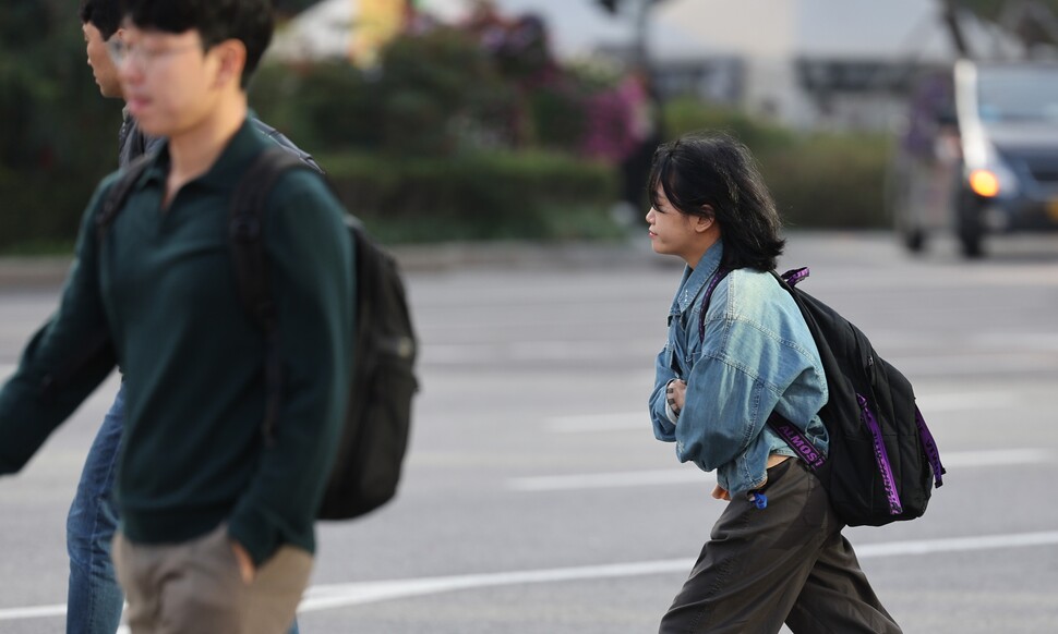 쌀쌀한 가을 날씨를 보인 10일 오전 서울 종로구 광화문네거리에서 시민들이 발걸음을 재촉하고 있다. 연합뉴스