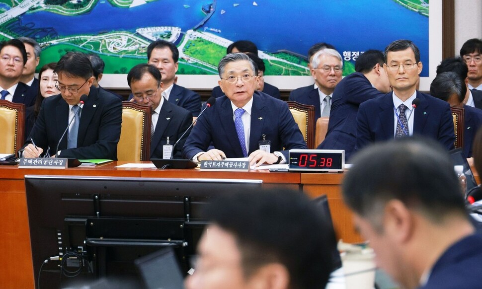 이한준 한국토지주택공사 사장이 16일 국회에서 열린 국토교통위원회 국정감사에서 의원 질의에 답하고 있다. 연합뉴스