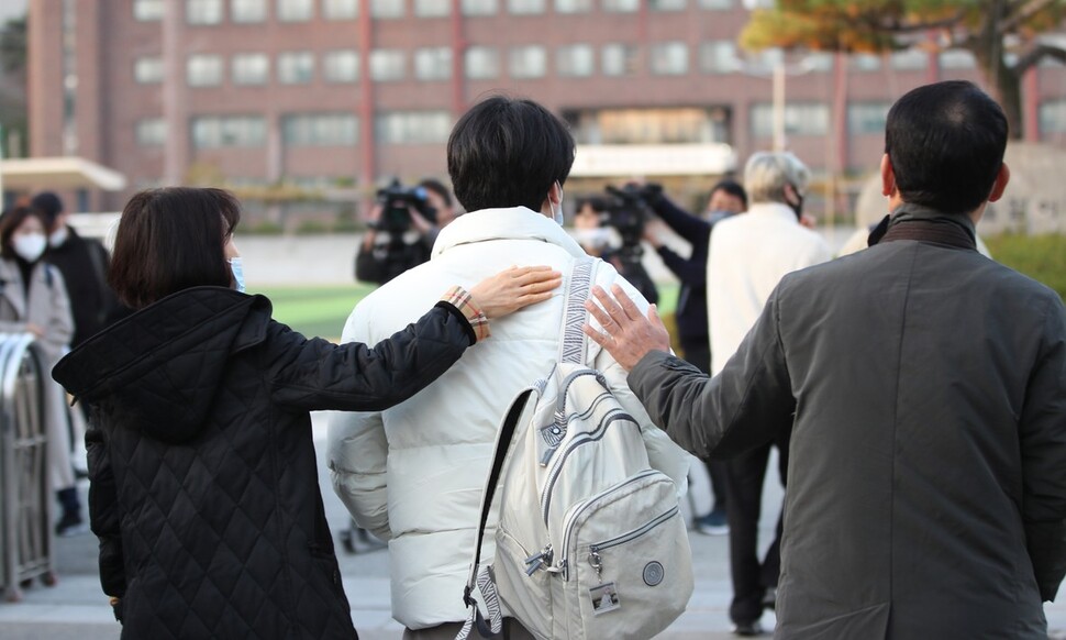 지난해 수능일인 11월17일 오전 광주 서구 서석고등학교에서 학부모가 수험생을 격려하고 있다. 연합뉴스