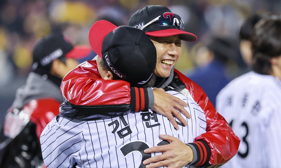 13일 서울 잠실야구장에서 열린 2023 KBO 한국시리즈 5차전 kt wiz와 LG 트윈스의 경기에서 kt를 6-2로 꺾고 우승을 차지한 LG 염경엽 감독이 김현수를 끌어안으며 기뻐하고 있다. 연합뉴스