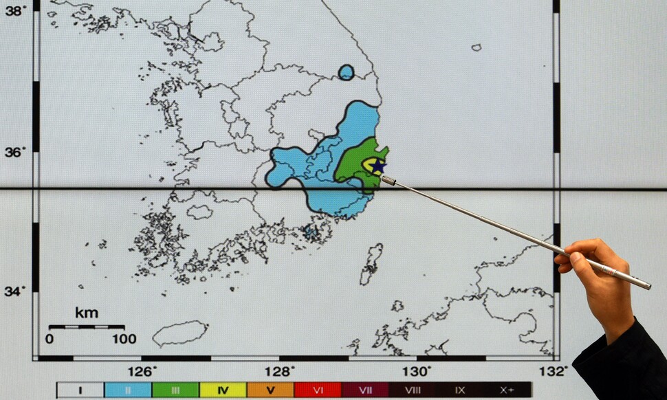 11월30일 오전 4시 55분께 경북 경주시 동남동쪽 19㎞ 지점(경주시 문무대왕면)에서 규모 4.0 지진이 발생했다. 이날 오전 서울 동작구 기상청에서 이원길 통보관이 지진 관련 정보를 살펴보고 있다. 연합뉴스