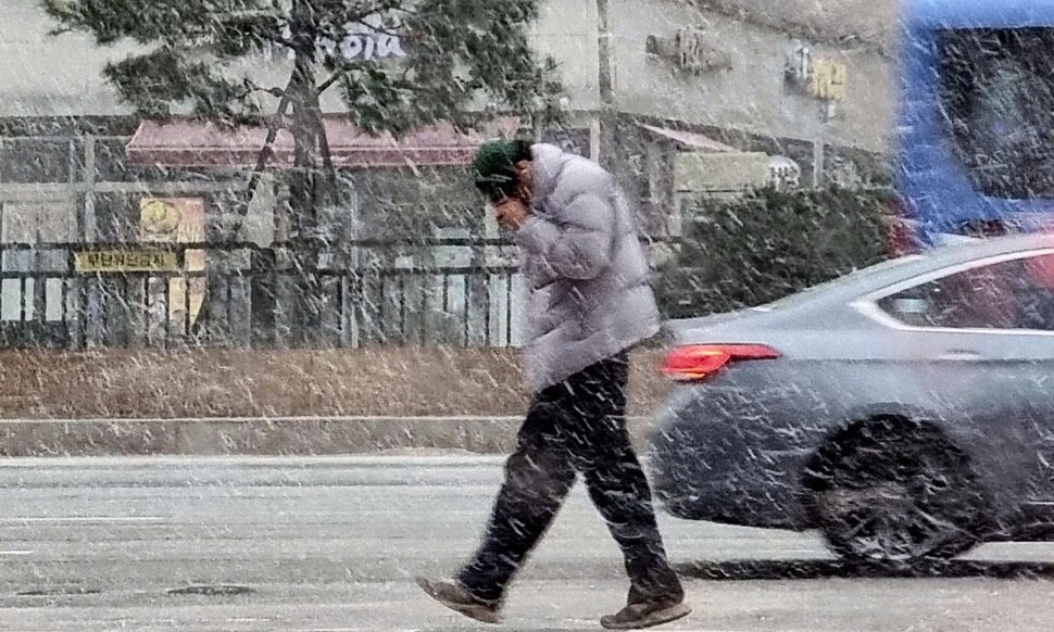 전국이 영하권의 강추위 날씨를 보이는 16일 오후 경기도 고양시 일산 일대에 눈이 내리고 있다. 연합뉴스