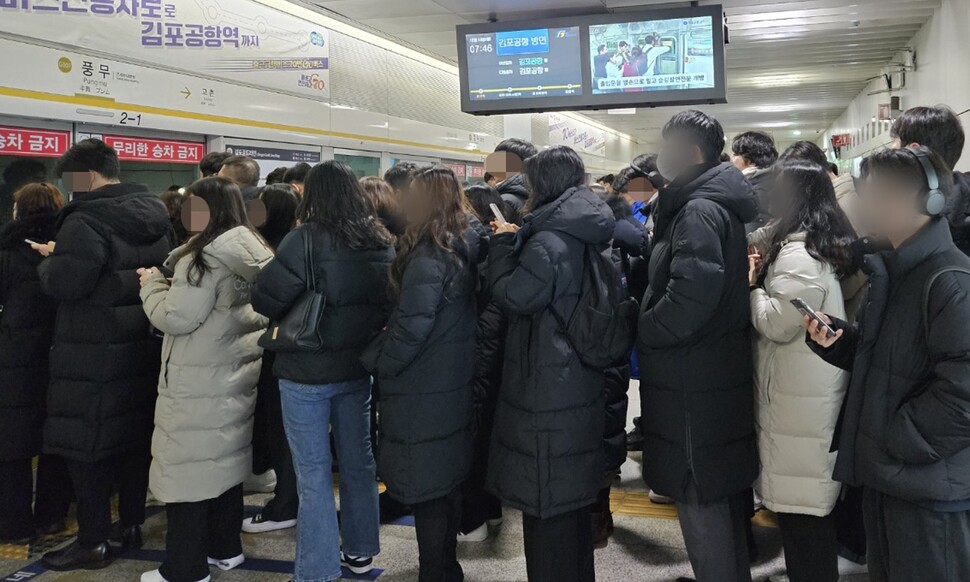 18일 오전 김포도시철도(김포골드라인) 전동차 고장으로 구래역에 양촌역∼장기역 구간 열차운행 중단 안내문이 게시돼 있다. 연합뉴스