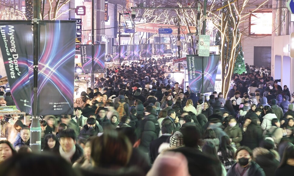 크리스마스 이브인 24일 저녁 서울 명동 거리가 인파로 붐비고 있다. 연합뉴스