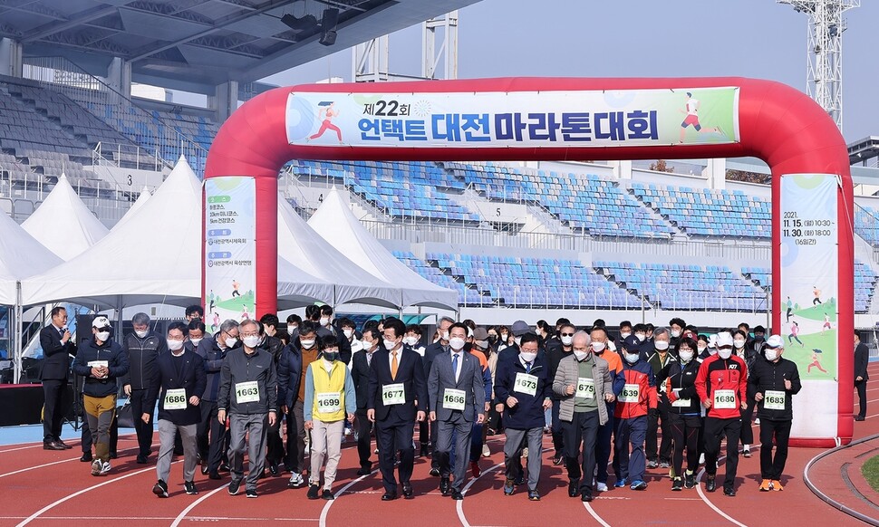 16일 오전 대전 한밭종합운동장에서 열린 대전마라톤대회 개막식에서 허태정 시장 등 참석자들이 트랙을 돌고 있다. 1959년 지어진 한밭종합운동장은 64년 만인 내년 3월 철거된다. 대전시 제공