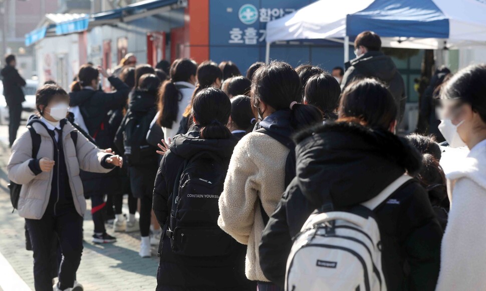 학생과 시민들이 8일 오전 경남 함안군 함안군보건소 선별진료소에서 신종 코로나바이러스 감염증(코로나19) 검사를 위해 줄을 서 있다. 함안/연합뉴스