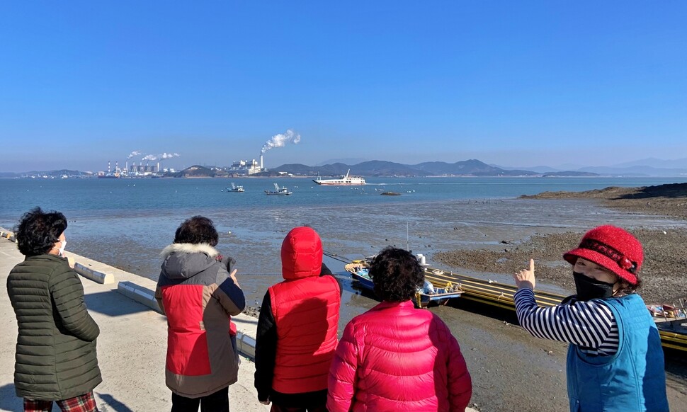 원산도 저두 주민들이 지난 7일 낮 마을선착장에서 저두에 기항하지 않고 운항하는 여객선을 바라보고 있다. 주민들은 보령 해저터널이 개통돼 섬이 육지가 됐는데 생활은 더 불편해졌다고 하소연했다.