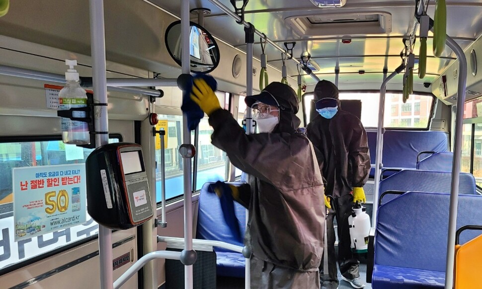 대전 시내버스 회사 직원들이 운행을 마친 버스 안을 소독하고 있다. 대전시 제공