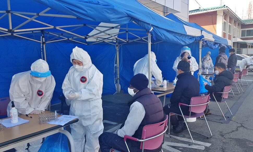 아산시 의료진이 시민을 대상으로 코로나19 검체 검사를 하고 있다. 아산시 제공