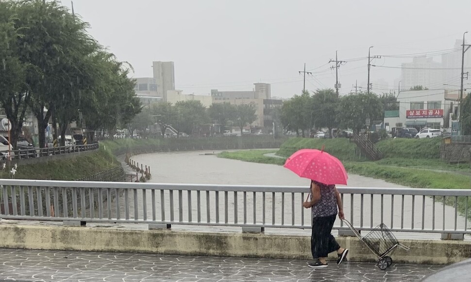 대전 중구 보문고 옆 대전천 지류가 밤새 내린 폭우로 흙탕물을 이루고 있다. 송인걸 기자