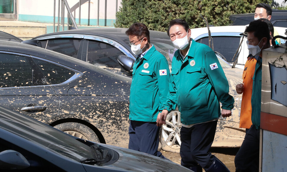 윤석열 대통령이 7일 오후 태풍 힌남노가 지나며 내린 폭우로 하천이 범람하며 잠겨 군과 소방, 해경 합동 수색팀의 인명 수색 작업이 진행 중인 경북 포항 남구 인덕동 ㅇ아파트 지하주차장을 찾아 현장을 살펴보고 있다. 김정효 기자