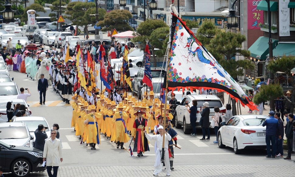 충청병마절도사 부임 행렬이 지난 2019년 서산 해미읍성으로 향하고 있다. 서산시 제공