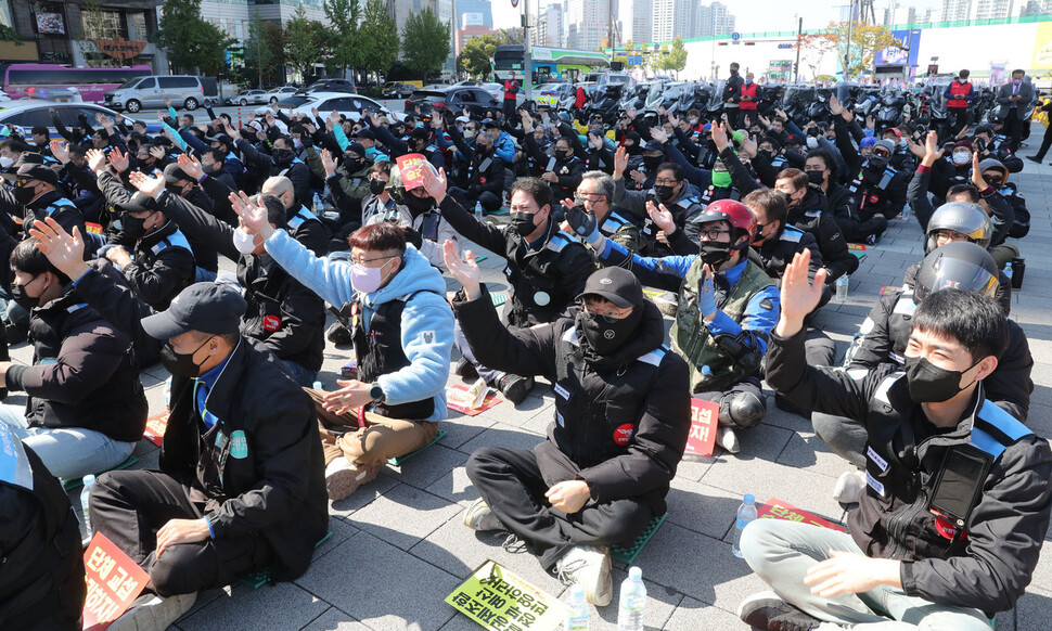 배달플랫폼노조 조합원들이 11일 서울 송파구 우아한형제들 본사 앞에서 배달노동자 대회를 열고 있다. 김경호 선임기자