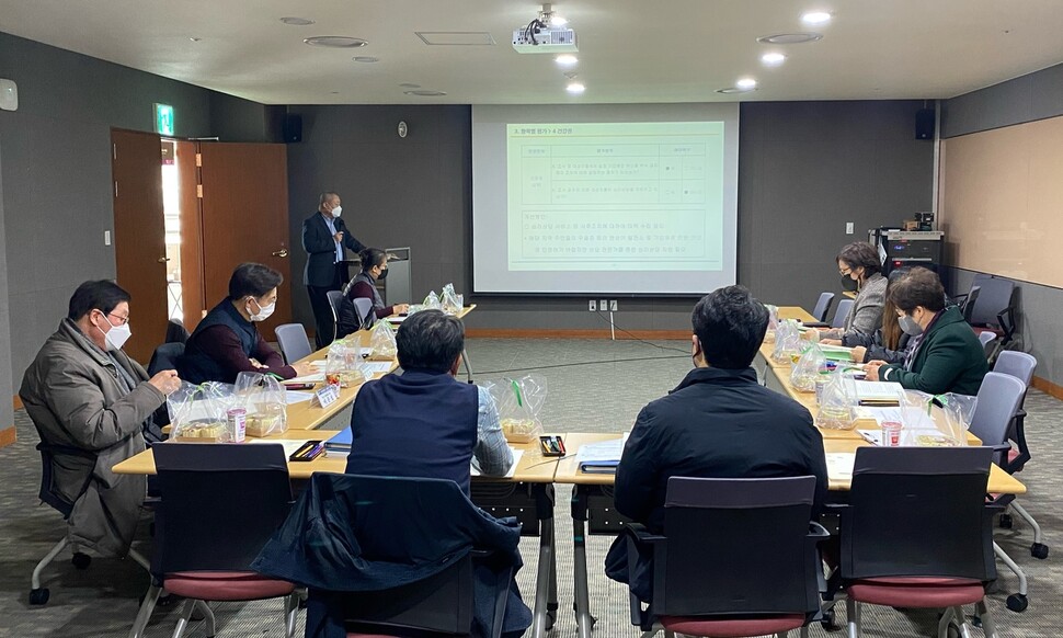 충청남도인권센터가 30일 충남도청 문예회관에서 연 ‘2022년 시책 인권영향평가단 결과 보고회’에서 한 평가위원이 결과를 발표하고 있다. 충청남도인권센터 제공