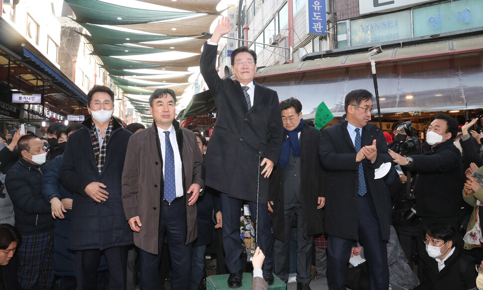 이재명 더불어민주당 대표가 11일 오후 인천 남동구 모래내시장을 방문해 지지자들의 환호에 답하고 있다. 김경호 선임기자 jijae@hani.co.kr